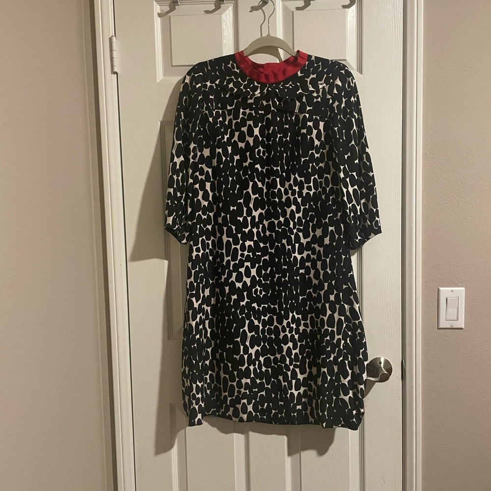 Chic Black and White Patterned Dress with Red Collar